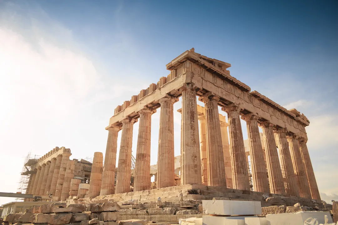 Blick auf eine Ruine in Athen, von denen es während eines Athen Urlaubs viele zu bestaunen gibt.