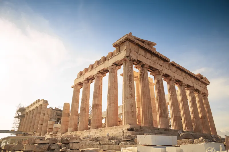 Athen in Griechenland Blick auf eine Ruine in Athen, von denen es während eines Athen Urlaubs viele zu bestaunen gibt.