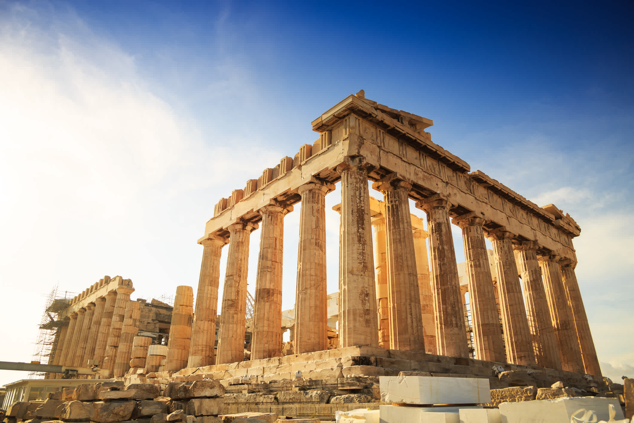 Gezicht op een ruïne in Athene, waarvan er vele te bewonderen zijn tijdens een vakantie in Athene.