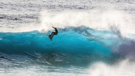 Surfer reitet eine Welle