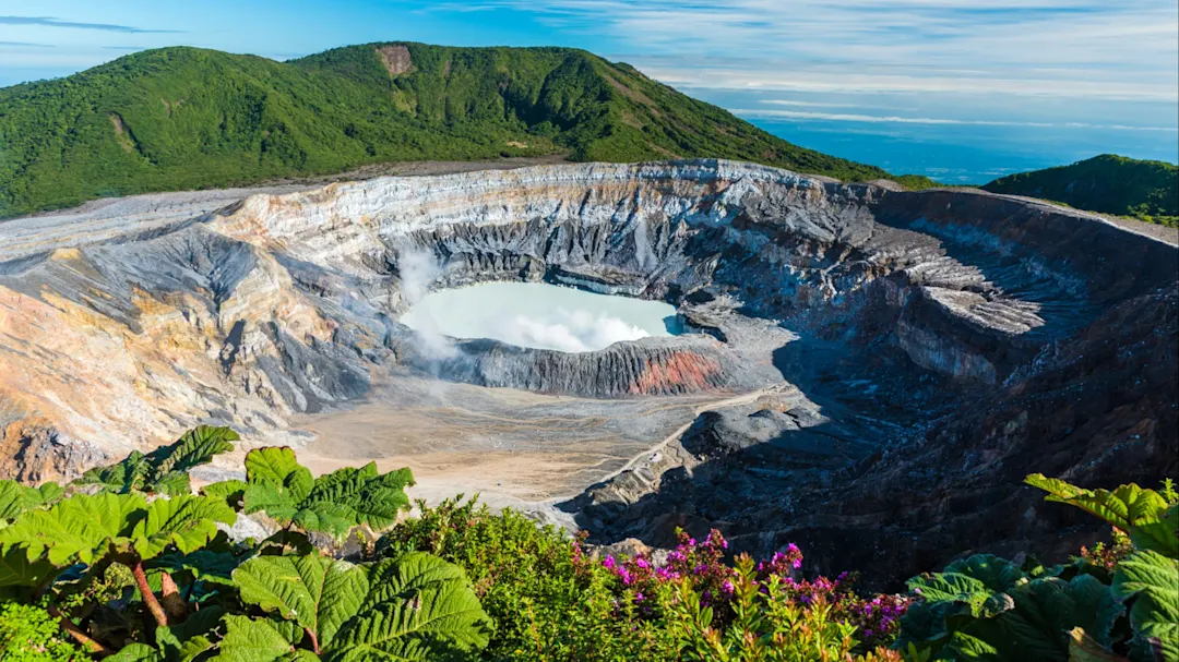 Krater und Landschaft des Vulkans Poas in Costa Rica.