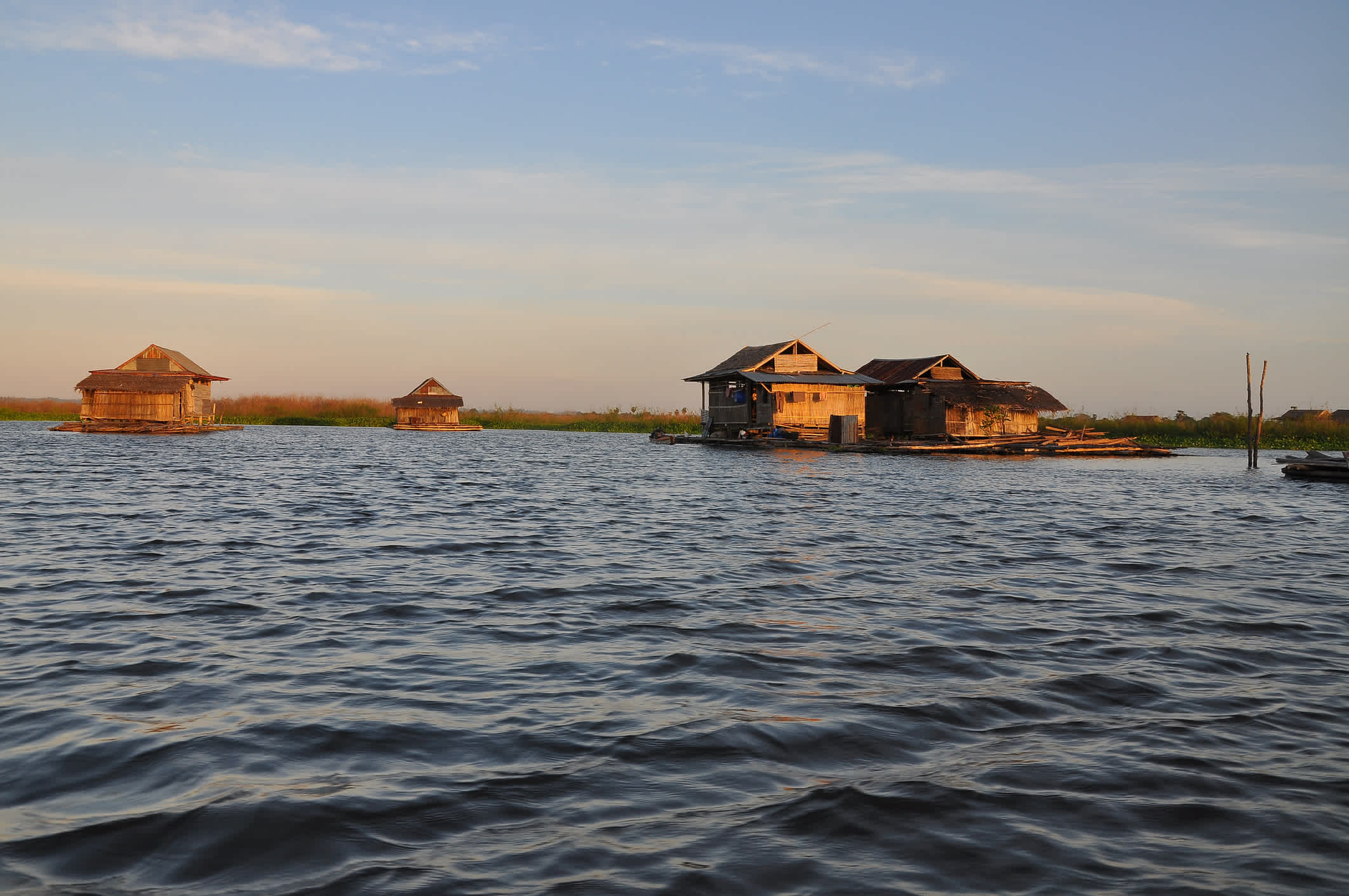 Lac Tempe et maisons flottantes en Indonésie