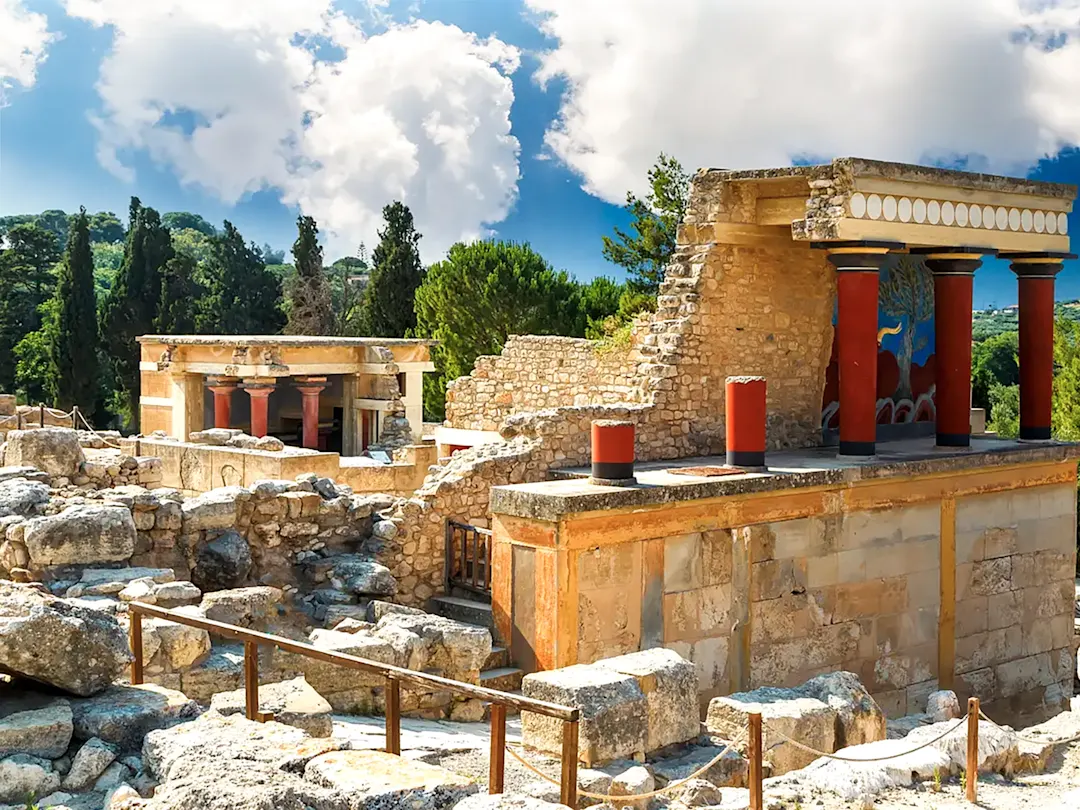 Griechenland, Kreta, Knossos Antike minoische Palastruinen mit roten Säulen. Knossos, Kreta, Griechenland.