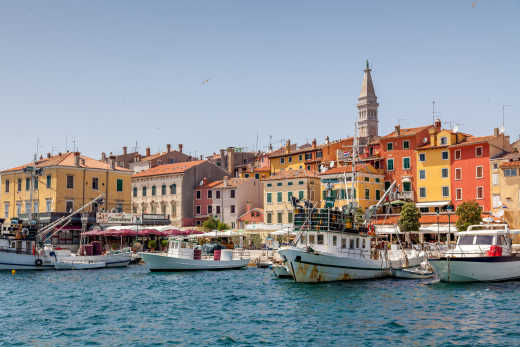 Die bunten Häuser und der Hafen von Rovinj, Istrien, Kroatien.

