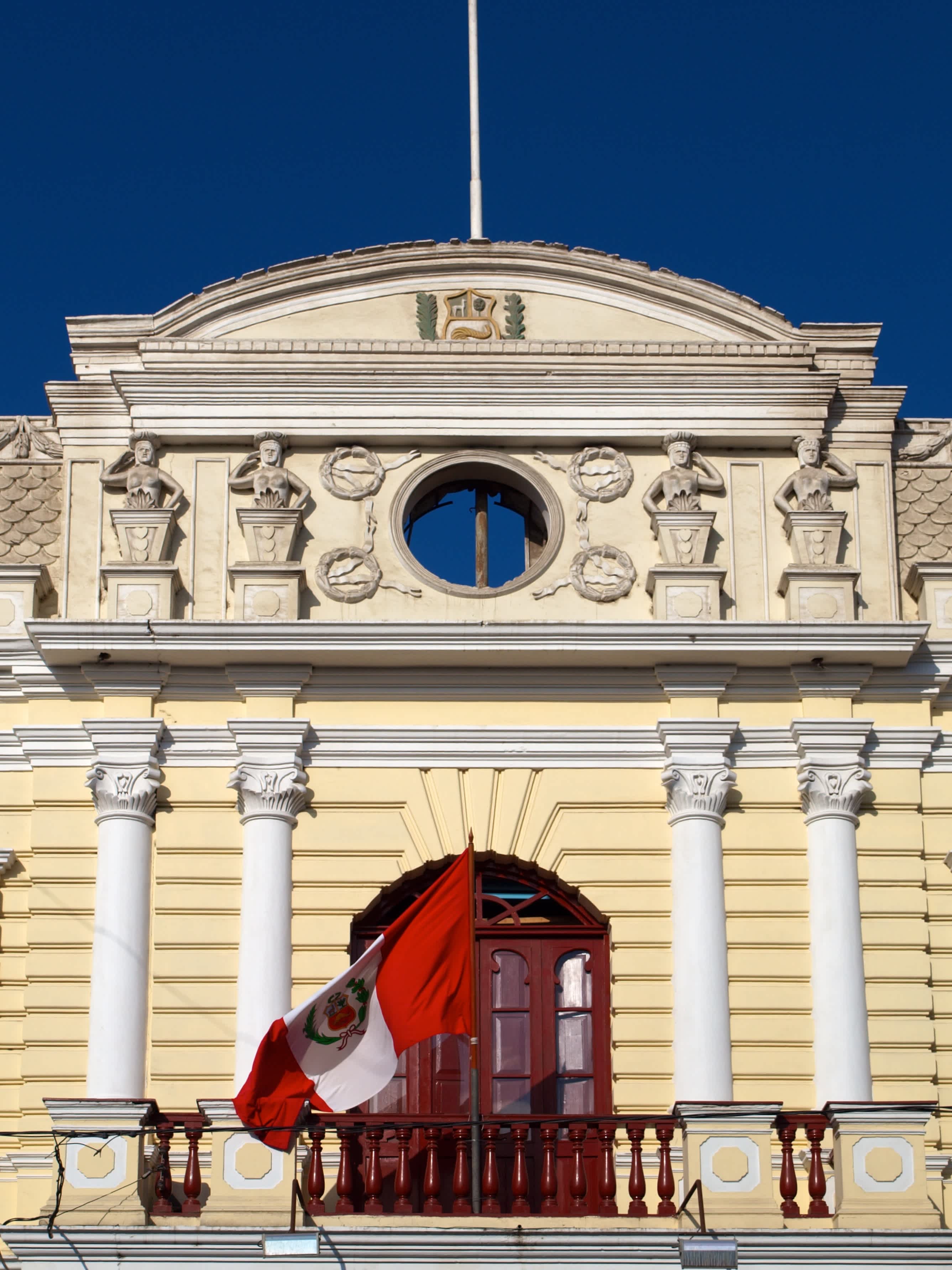  Architecture coloniale avec le drapeau péruvien, Chiclayo, Pérou