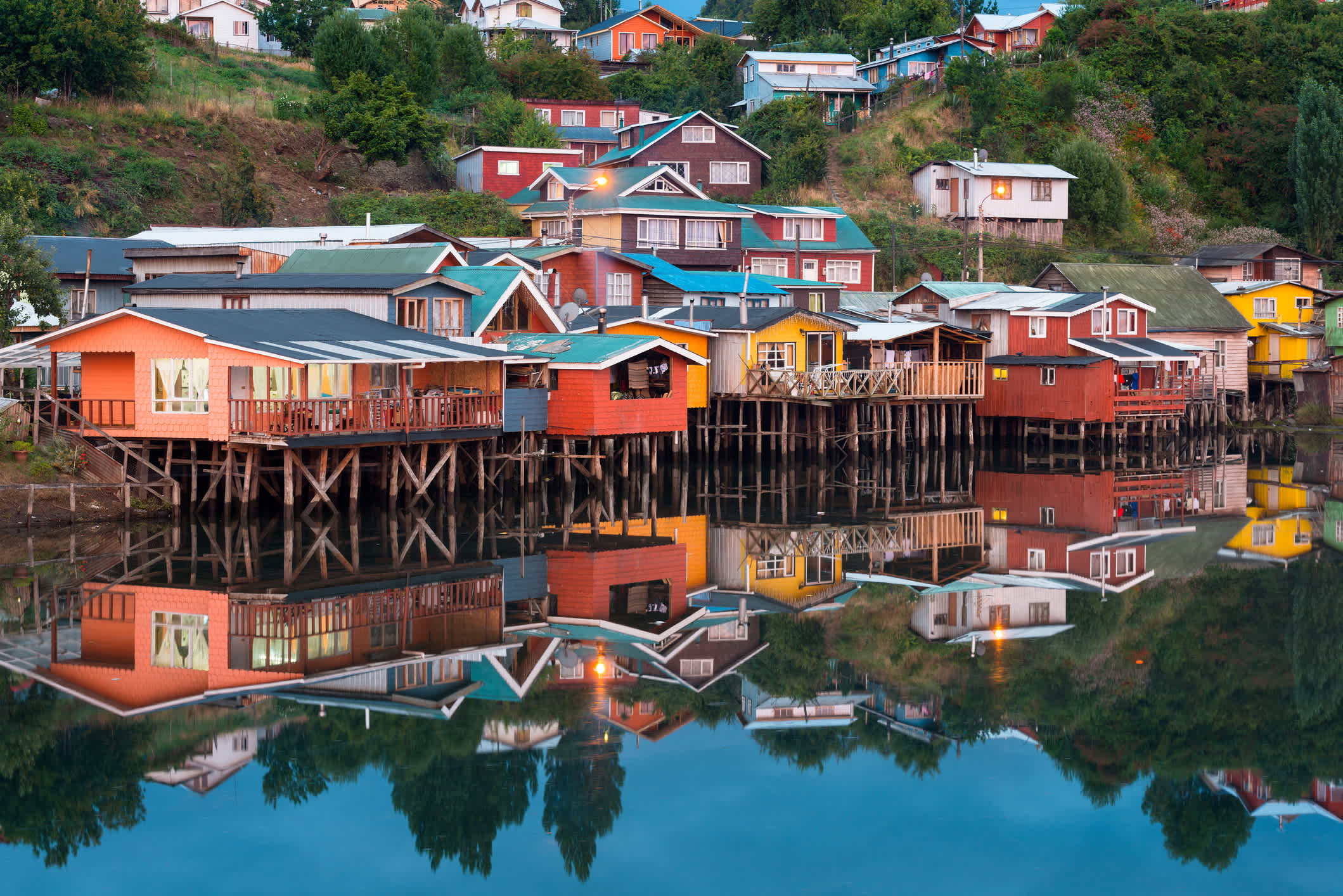 Maisons sur pilotis traditionnelles appelées « palafitos » dans la ville de Castro sur l'île de Chiloé au Chili.