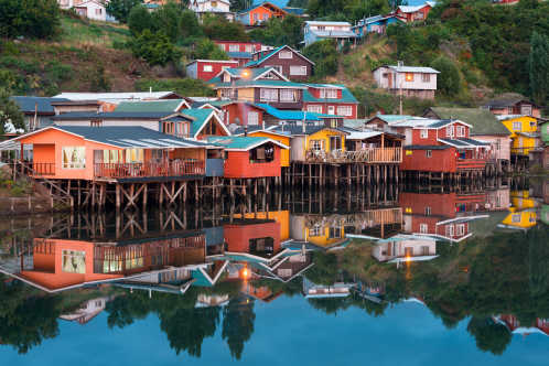 Traditionelle Pfahlhäuser, genannt "Palafitos", in der Stadt Castro auf der Insel Chiloé in Chile.