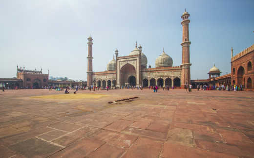 Vue sur la mosquée Jama Masjid depuis son esplanade, à Delhi, en Inde