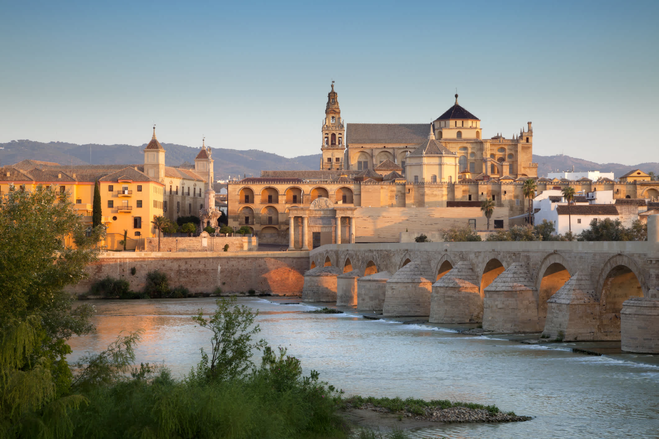 Vue sur le fleuve et la ville en arrière-plan, à Cordoue, Andalousie, en Espagne