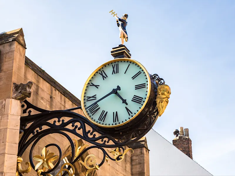York, England, Vereinigtes Königreich Detailansicht einer historischen Uhr mit einem goldenen Figurensymbol. York, England, Vereinigtes Königreich.