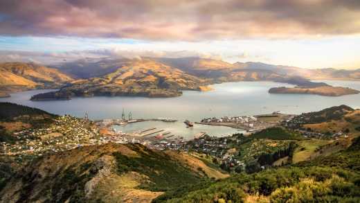 Luftaufnahme von Lyttelton Harbour bei Sonnenuntergang, Christchurch, Neuseeland.

