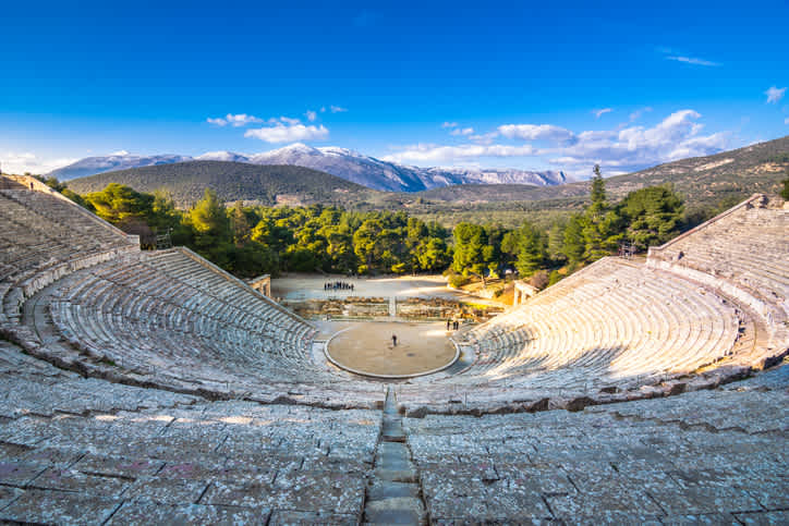 Besuchen Sie Veranstaltungen im antiken Theater von Epidaurus während Ihres Urlaubs auf dem Peloponnes.