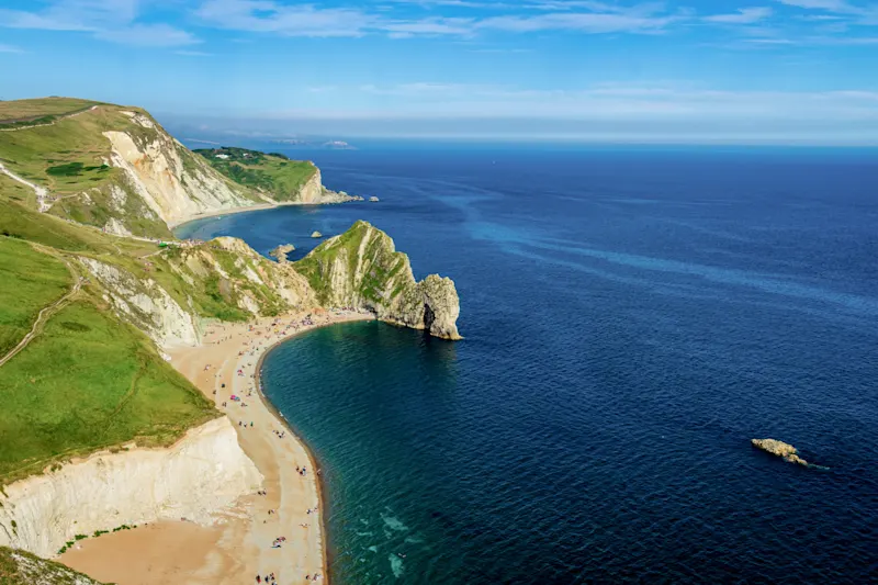 England, Dorset, Flitterwochen Küstenlandschaft mit Durdle Door, Kalksteinbogen und goldenen Sandstrand. Lulworth, England.