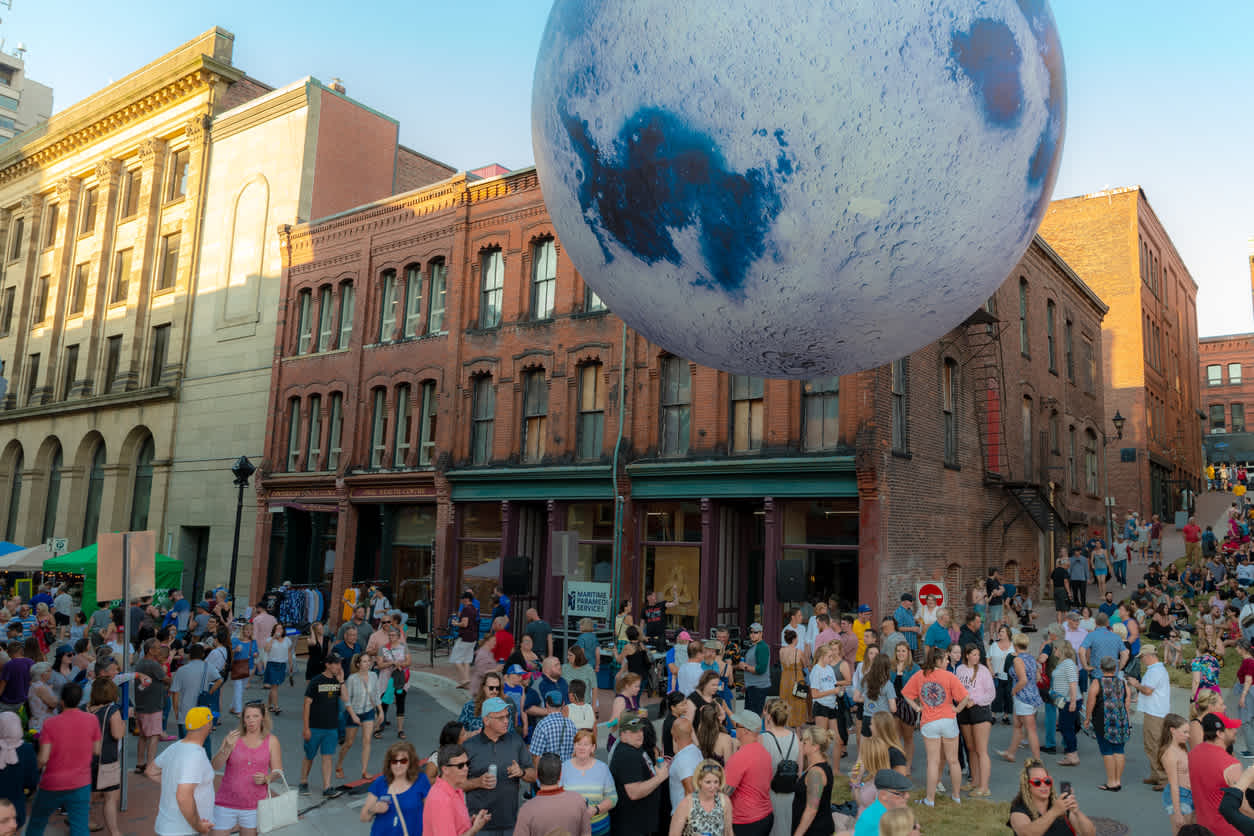 Assistez à la parade de l'annuel Moonlight Bazaar pendant votre voyage au Nouveau-Brunswick.