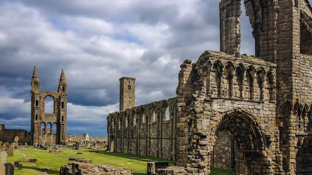St Andrews Cathedral, St Andrews, Schottland Blick auf die Ruine der St Andrews Cathedral mit noch stehenden Steinwänden und Türmen auf einer grünen Wiese