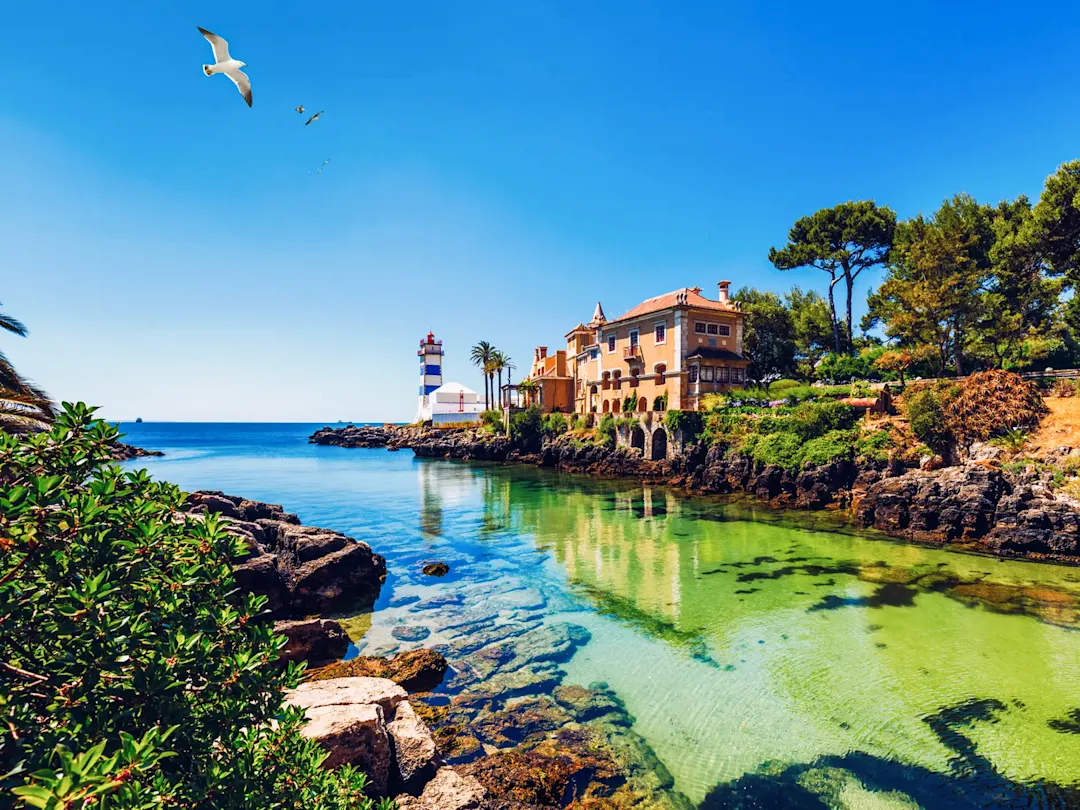 Portugal, Lisboa, Cascais, Santa Marta Leuchtturm Malerische Küstenlandschaft mit türkisfarbenem Wasser. Cascais, Lisboa, Portugal.