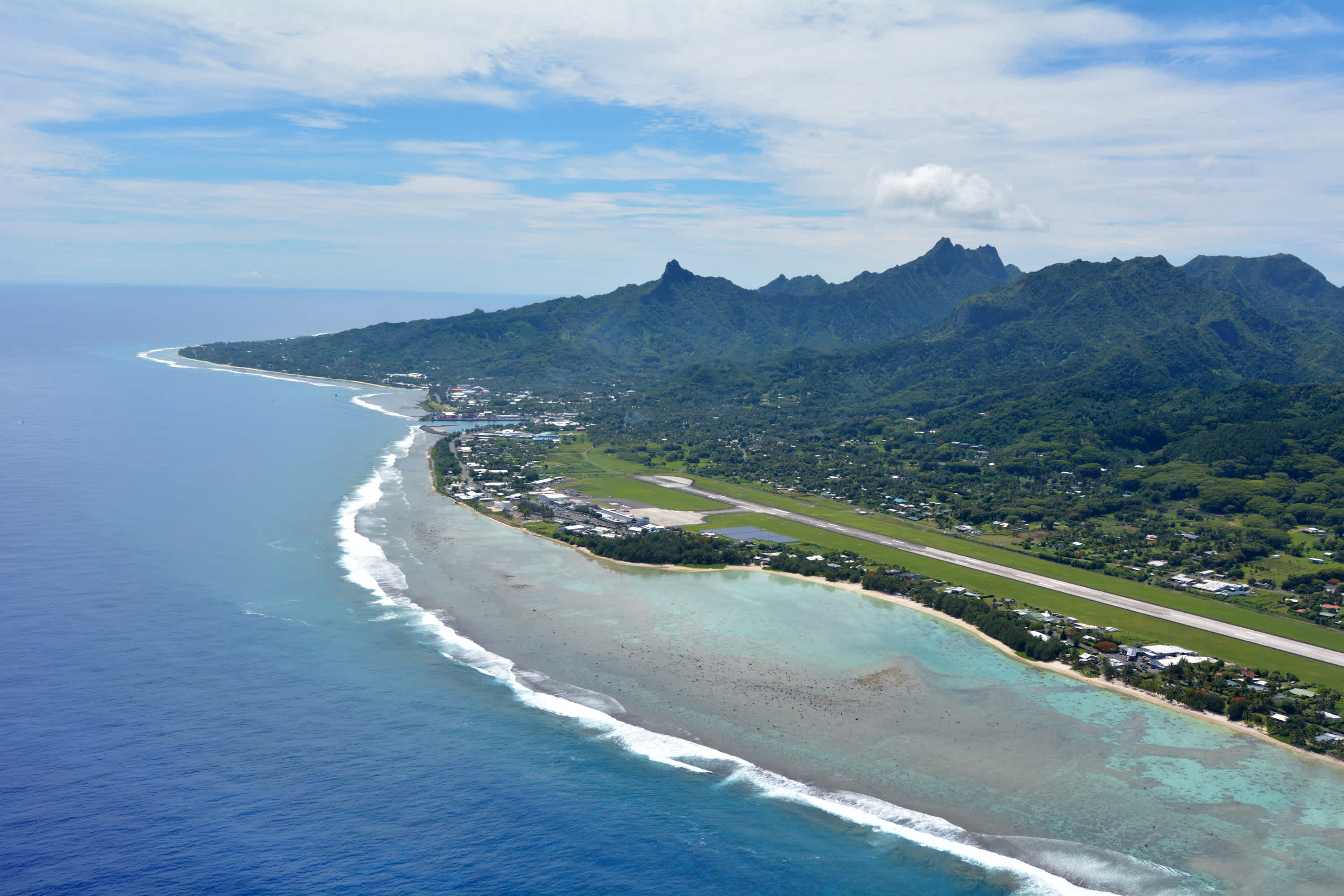 Aerial Landschaftsblick auf Hafen und Flughafen Cook-Inseln Rarotonga