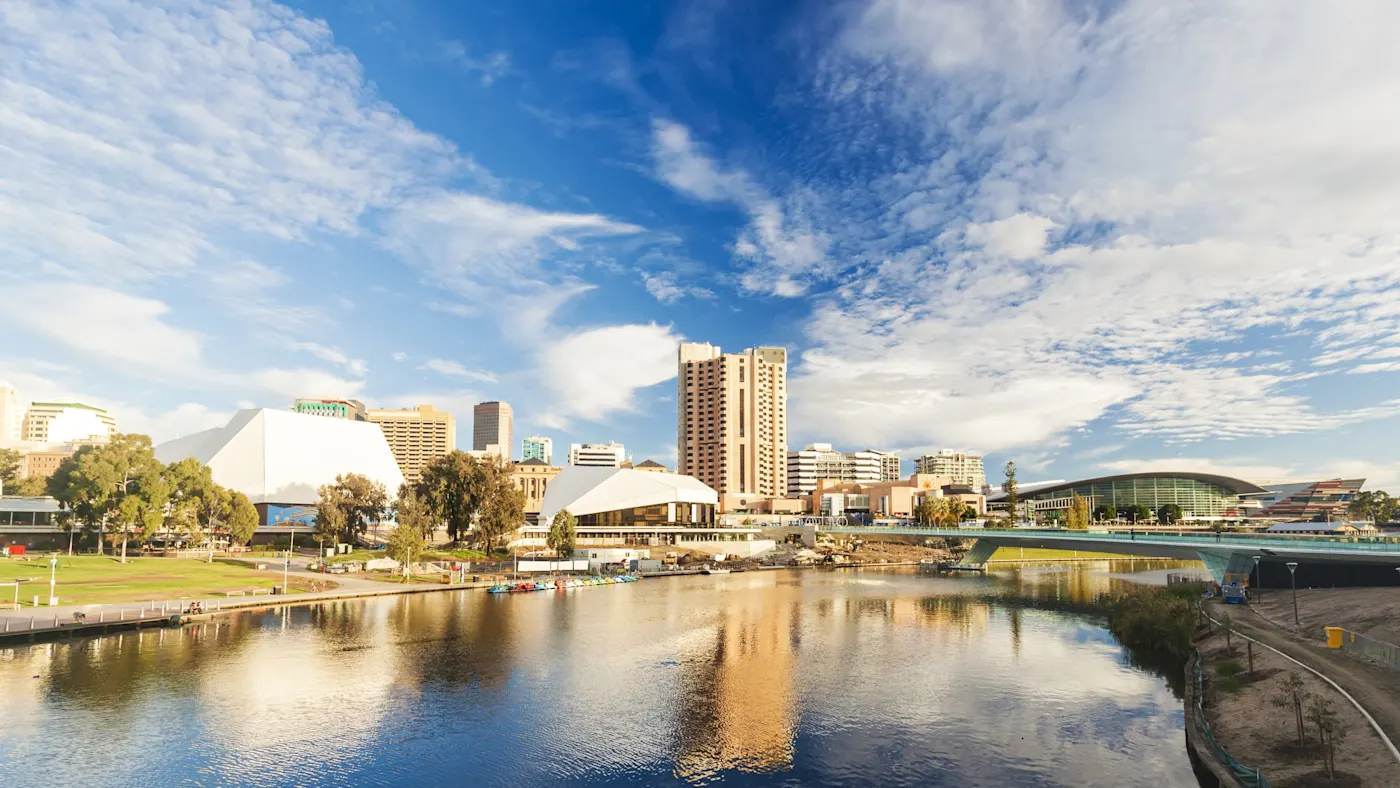 Adelaide, South Australia, Australien Blick auf die Skyline von Adelaide mit reflektierenden Gebäuden und dem Fluss Torrens. Adelaide, South Australia, Australien.