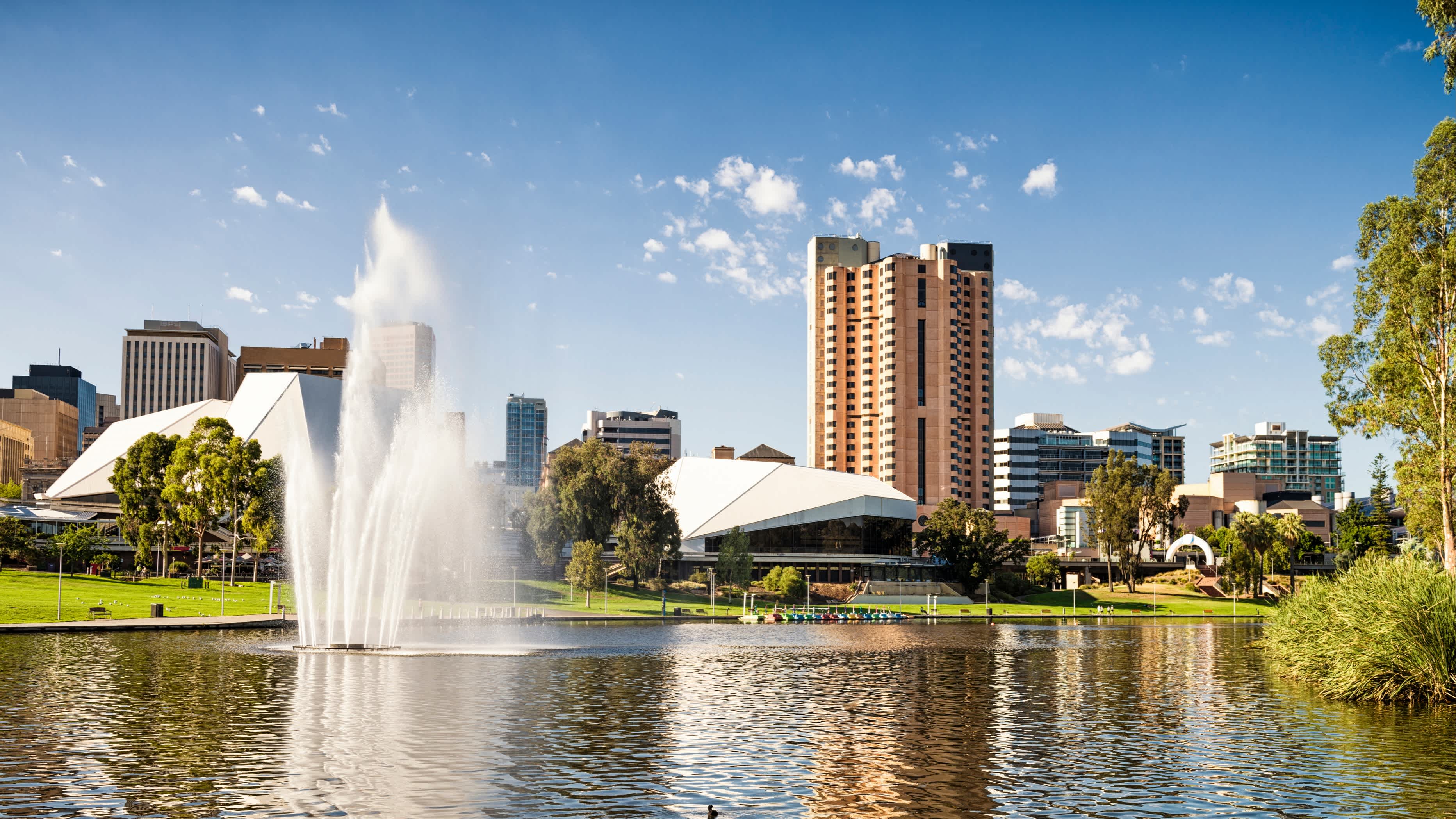 Fontein met skyline in Adelaide, Australië