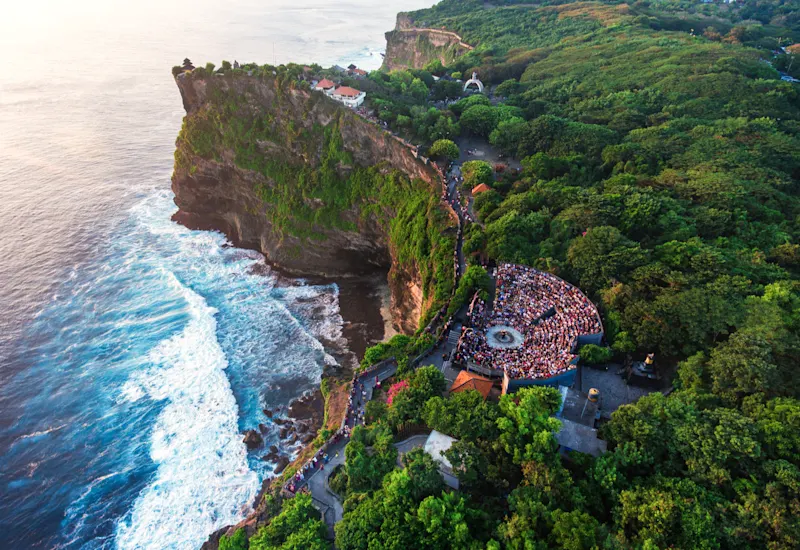Indonesien, Uluwatu, Tempel Pura Luhur Uluwatu Tempel auf Bali an einem sonnigen Tag, Indonesien