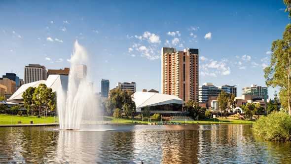 Australië Adelaide fontein met skyline