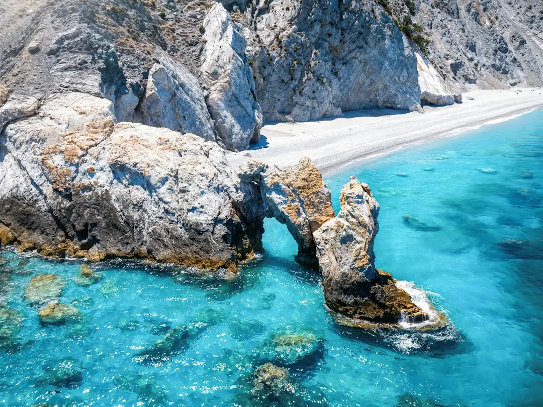 Griechenland, Sporaden, Skiathos, Lalaria Strand. Felsformationen und kristallklares Wasser. Lalaria Strand, Skiathos, Sporaden, Griechenland.