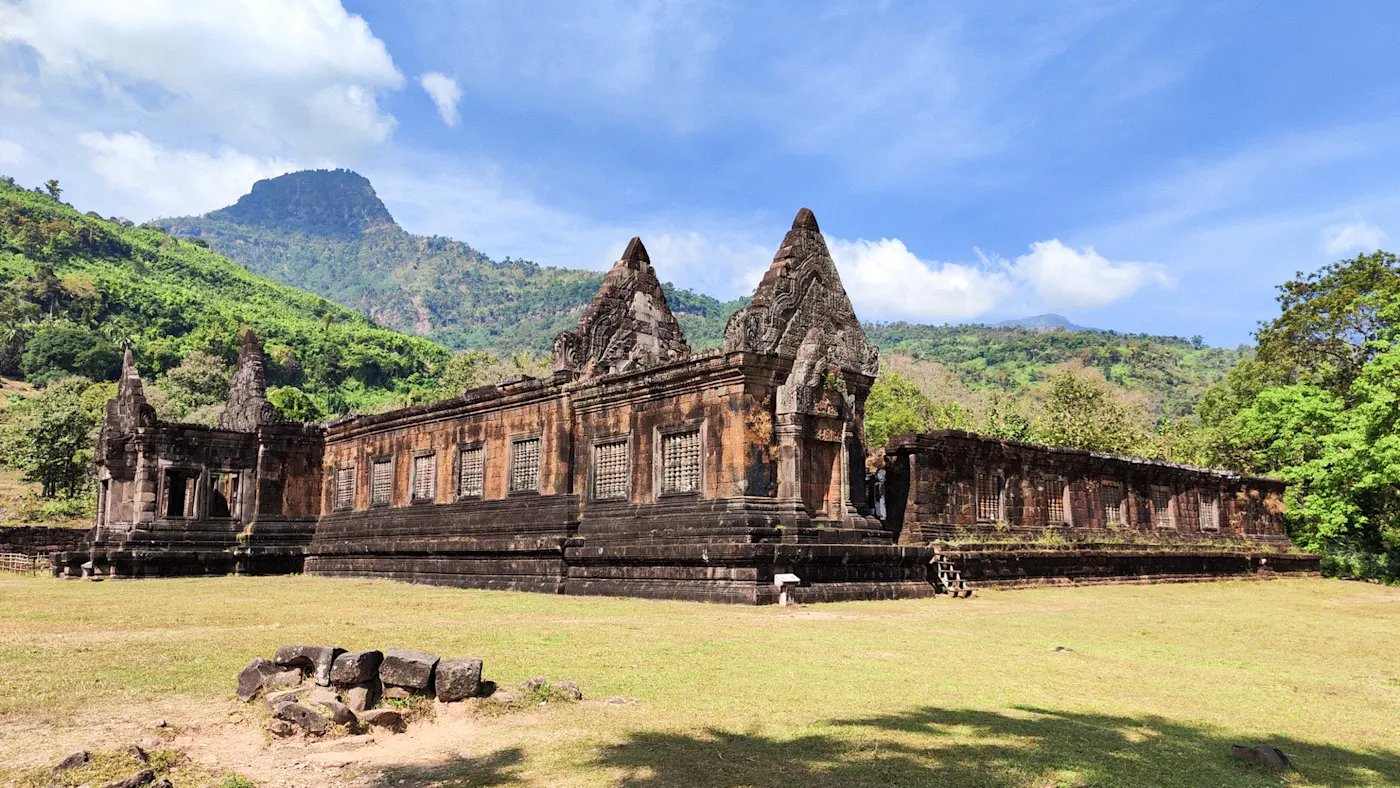 Wat Phou, Champasak, Laos Historischer Tempelkomplex mit Bergkulisse bei sonnigem Himmel, Wat Phou, Champasak, Laos.