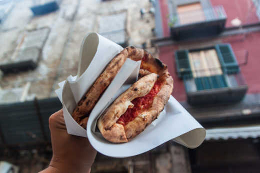 Véritable institution culinaire de la région, goûtez à la célèbre pizza napolitaine pendant votre voyage à Naples.