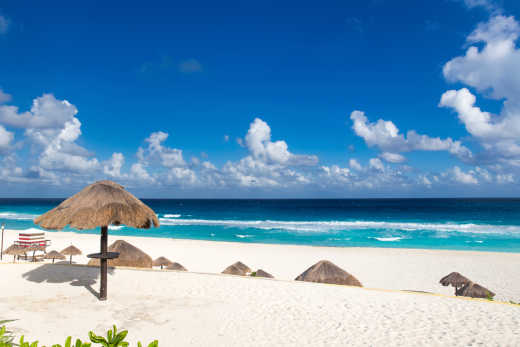 Découvrez la plage de sable de Playa Delfines lors de vacances à Cancun