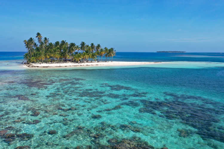 San Blas Riffe kleine Insel mit Kokospalmen