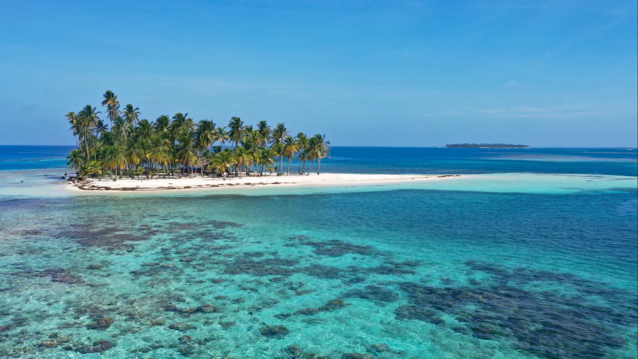Petite île avec des cocotiers entouré de récifs coralliens, îles San Blas, Panama