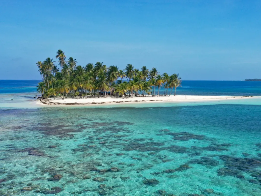 San Blas Riffe kleine Insel mit Kokospalmen