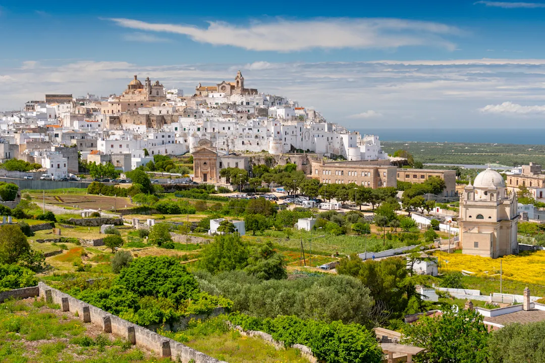 Italien, Apulien, Ostuni Panoramablick auf die weiße Stadt Ostuni, Apulien, Italien.