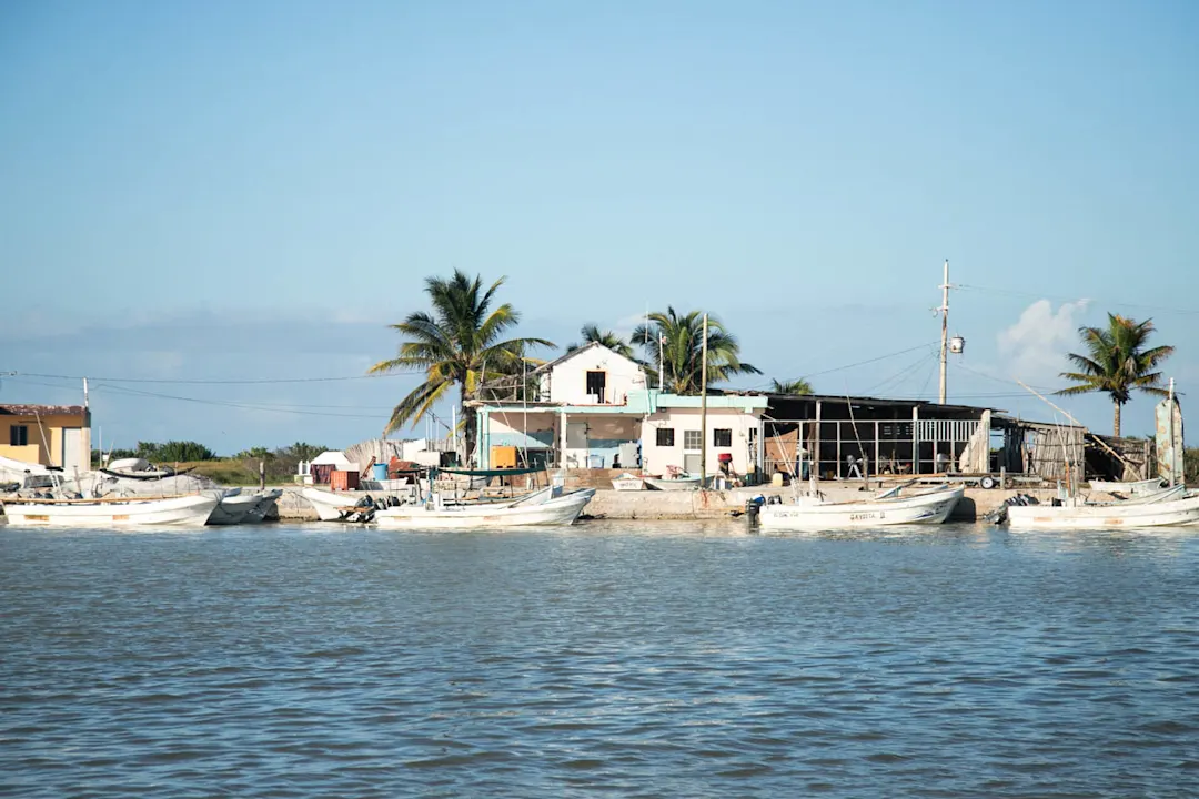 Fischerboote im Hafen eines Fischerdorfes auf Yucatán