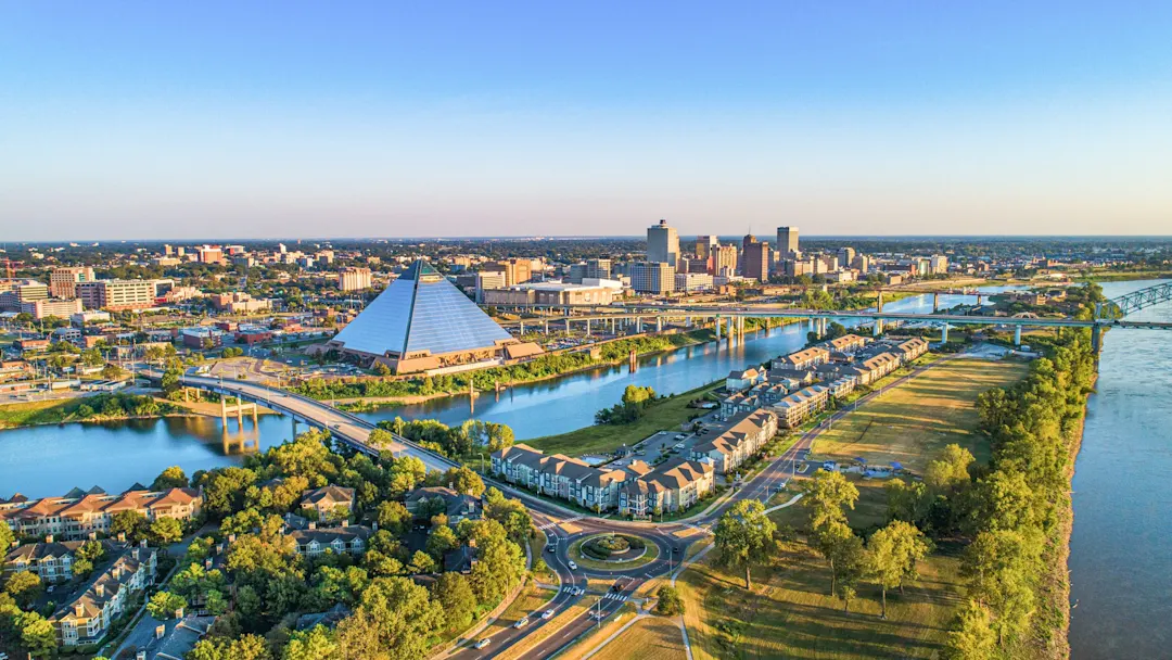 Luftaufnahme der Stadt mit Pyramidengebäude am Fluss bei klarem Himmel. Memphis, Tennessee, USA.