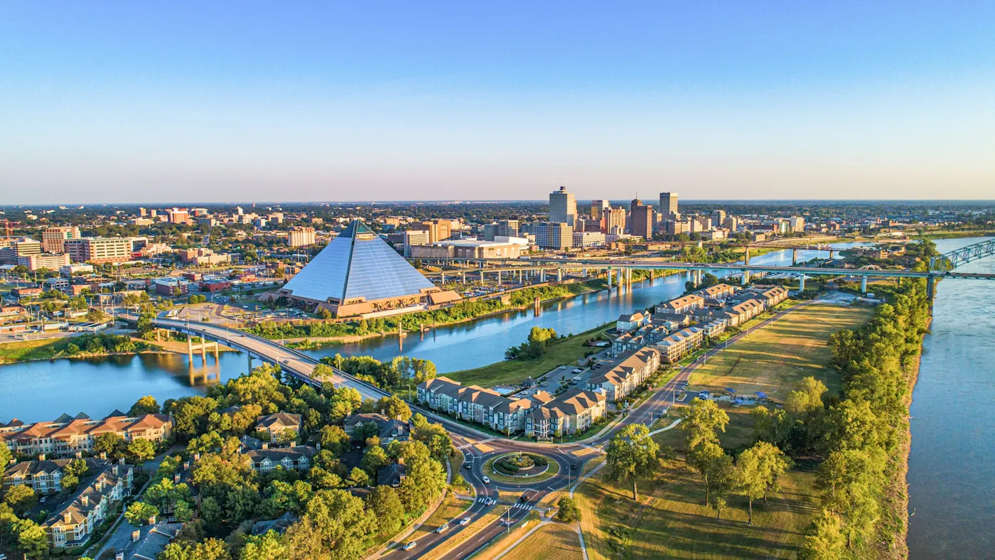 Memphis, Tennessee, USA Luftaufnahme der Stadt mit Pyramidengebäude am Fluss bei klarem Himmel. Memphis, Tennessee, USA.