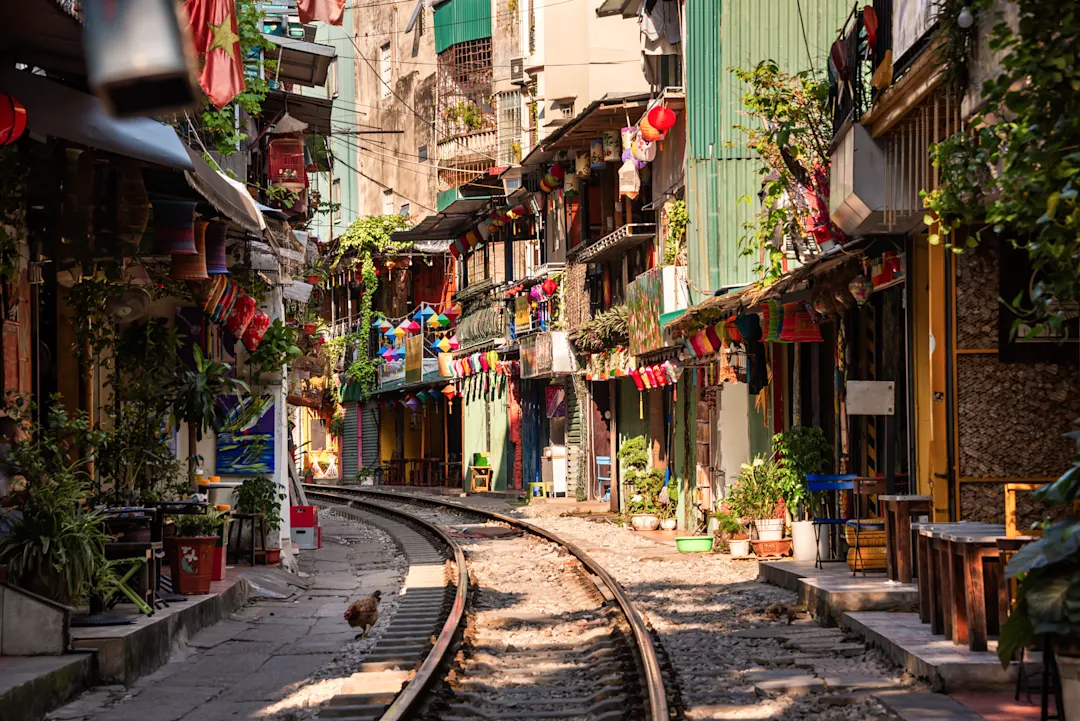 Berühmte enge Straße, durch die der Zug fährt, Hanoi, Vietnam
