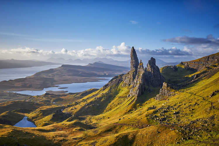 Discover the mountainous landscape of the Isle Of Skye of a luxury Scotland tour