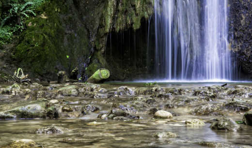 Machen Sie während Ihres Ausflugs nach Verona eine Wanderung im Park der Molina-Wasserfälle.