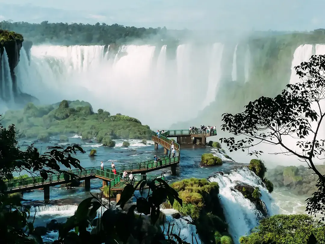 Argentinien, Misiones, Puerto Iguazú Wasserfälle mit Aussichtsplattform und grüner Natur. Puerto Iguazú, Misiones, Argentinien.
