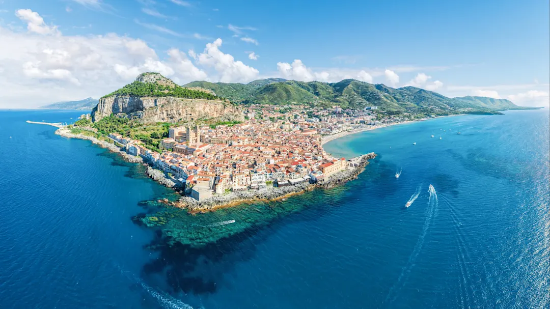 Panorama von Cefalù, Blick auf die Altstadt, den Hafen und das Tyrrhenische Meer, Sizilien, Italien.
