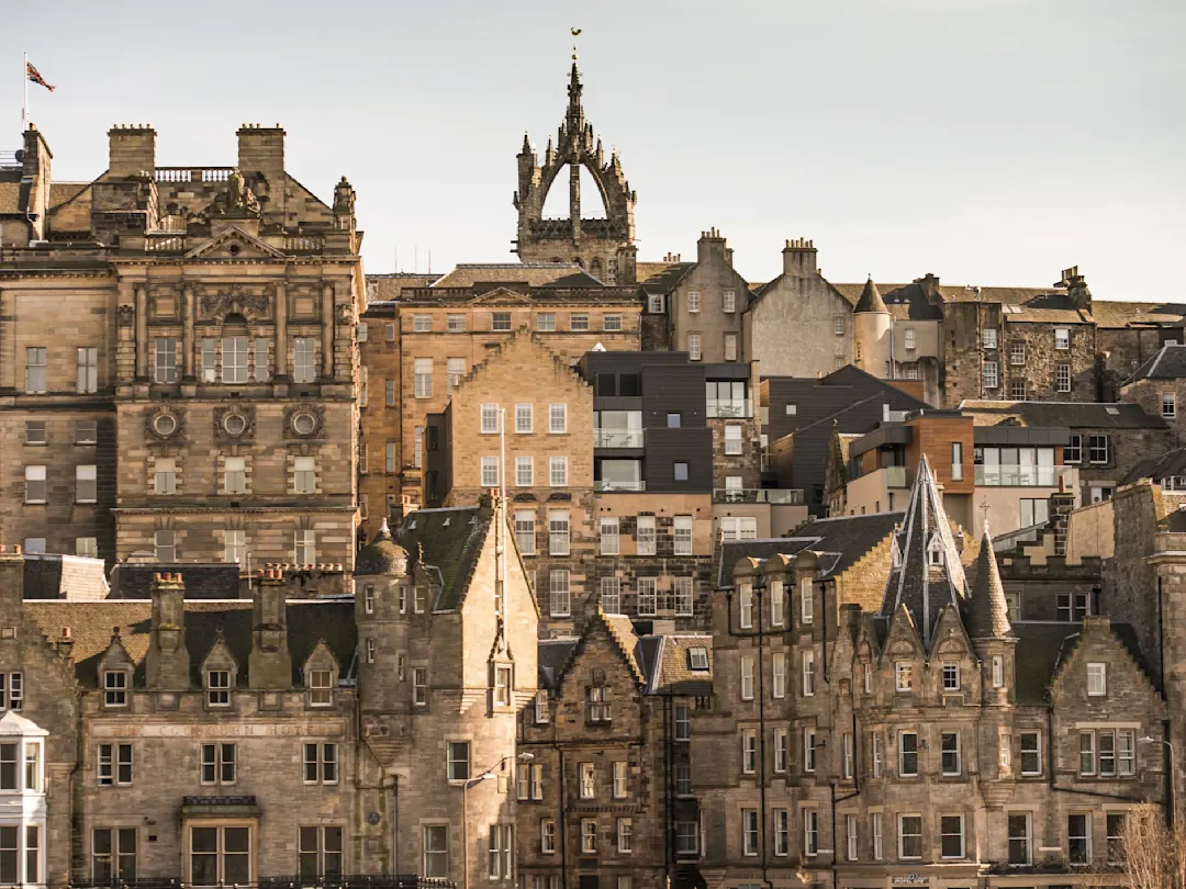 Historische Fassaden der Altstadt mit der St. Giles' Cathedral im Hintergrund. Edinburgh, Schottland, Vereinigtes Königreich.
