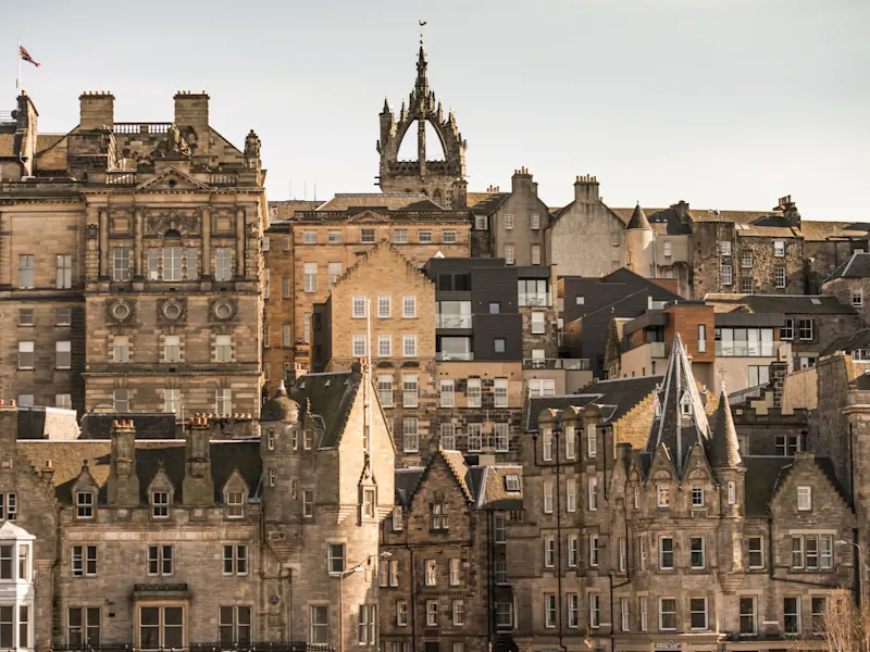 Edinburgh, Schottland, Vereinigtes Königreich Historische Fassaden der Altstadt mit der St. Giles' Cathedral im Hintergrund. Edinburgh, Schottland, Vereinigtes Königreich.