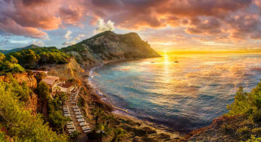 Genießen Sie einen bemerkenswerten Sonnenaufgang am Strand von Sòl d'en Serra auf Ibiza, Spanien