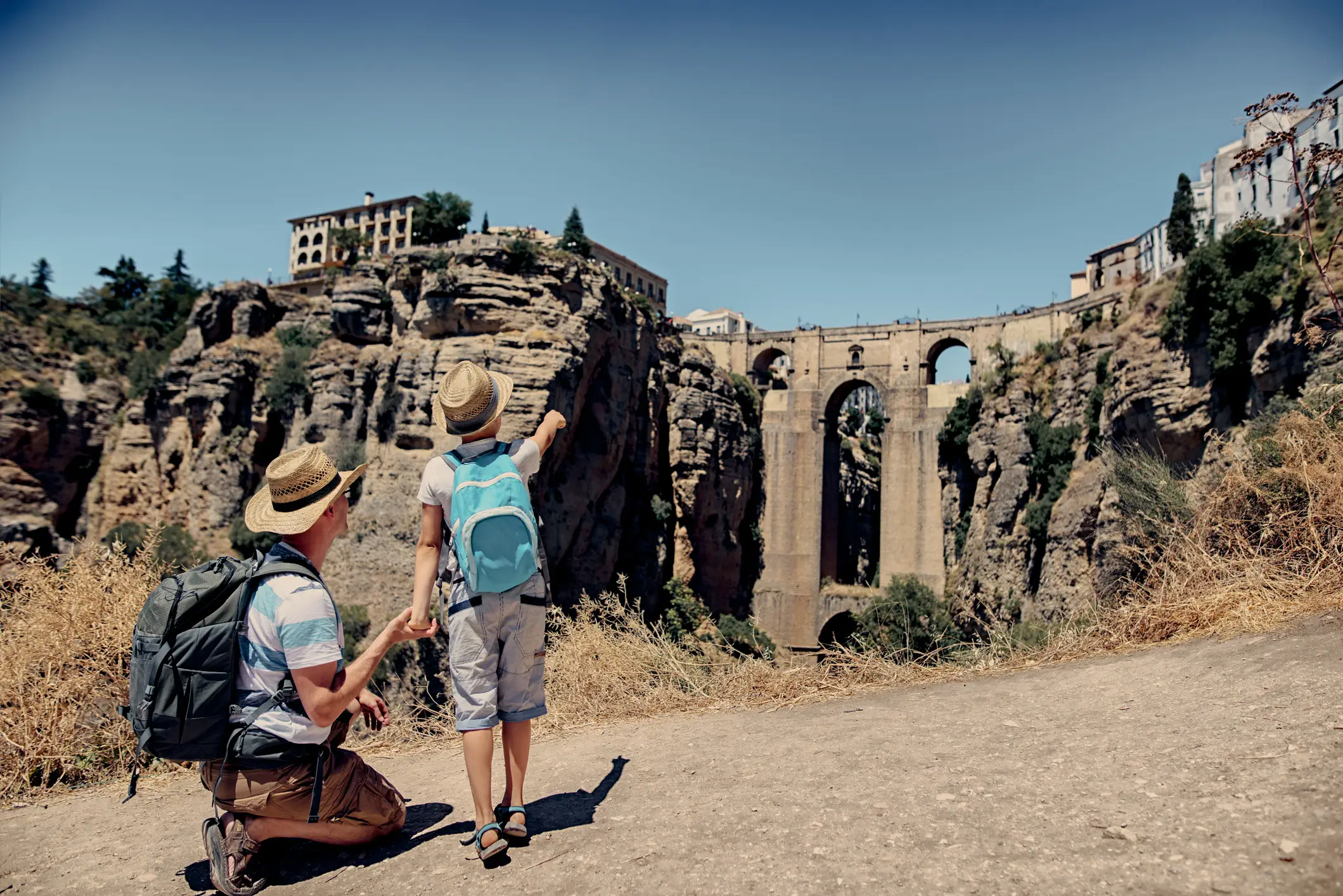Vater und Sonne bewundern Puente Nuevo in Ronda, Andalusien, Spanien.