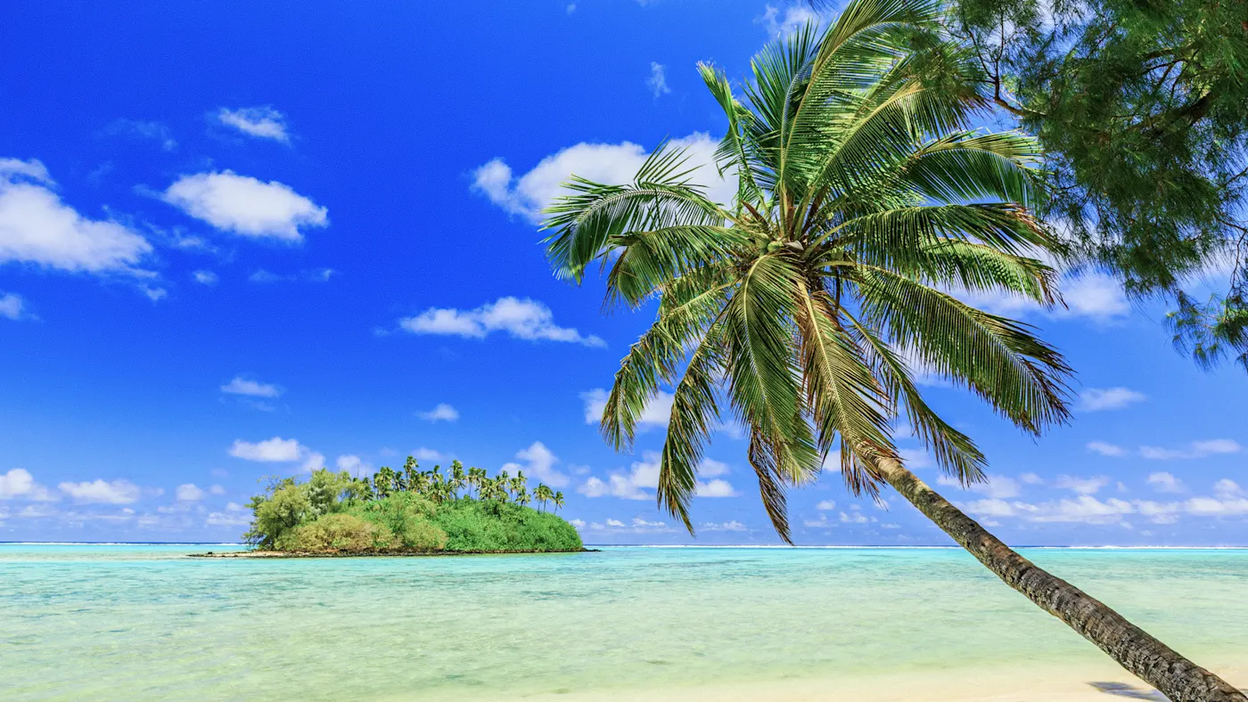 Rarotonga, Cook Insel Palmen am weißen Sandstrand mit türkisblauem Meer und Insel im Hintergrund. Rarotonga, Cook Insel