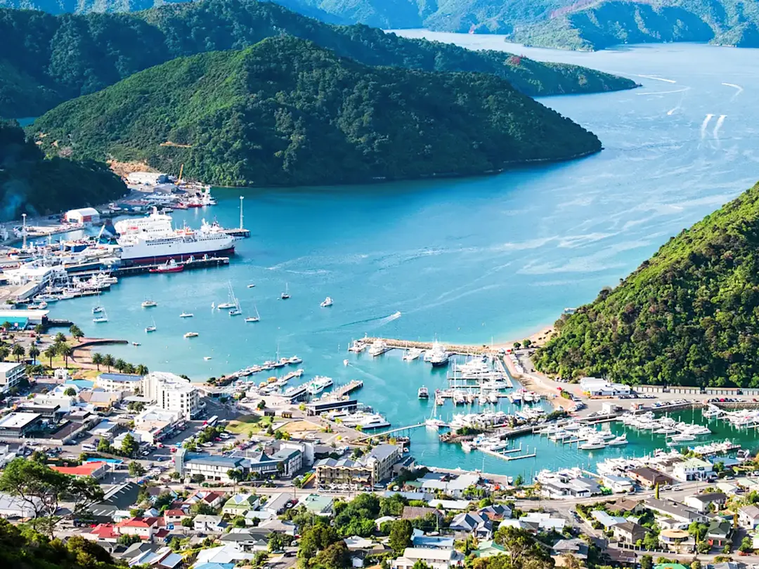 Küstenstadt mit Hafen und Bergen im Hintergrund. Picton, Marlborough, Neuseeland.
