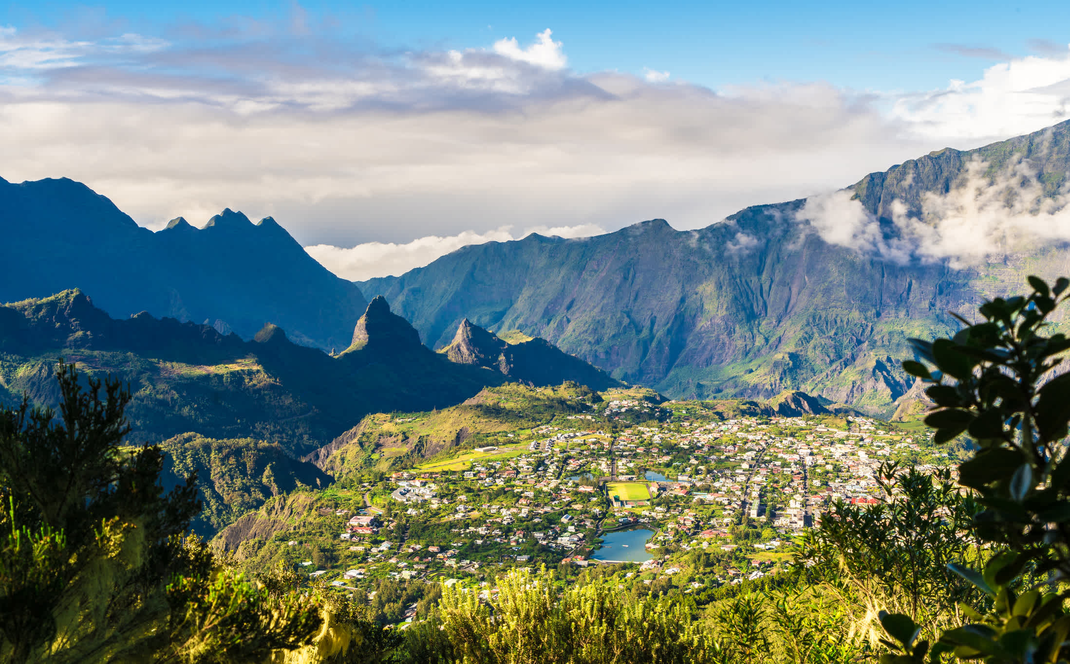 Landschaft mit Cilaos-Stadt in Cirque de Cilaos, Insel La Réunion