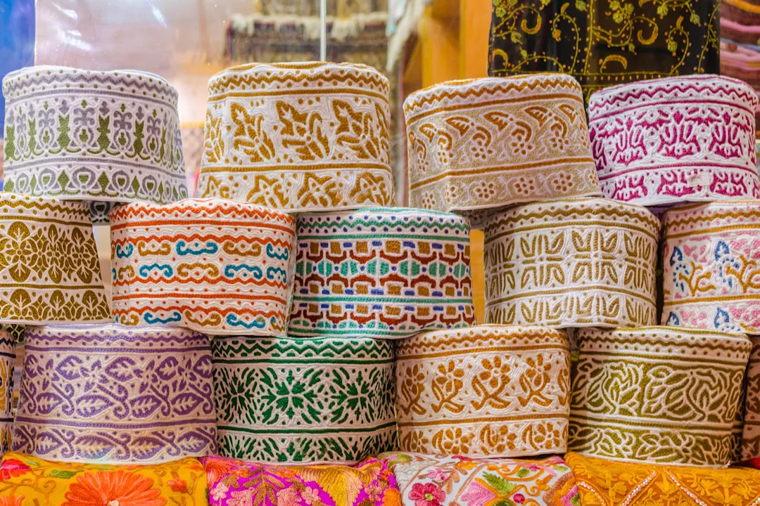 Traditionelle Omani Caps auf dem Souk von Matrahouk in Muscat, Oman. 

