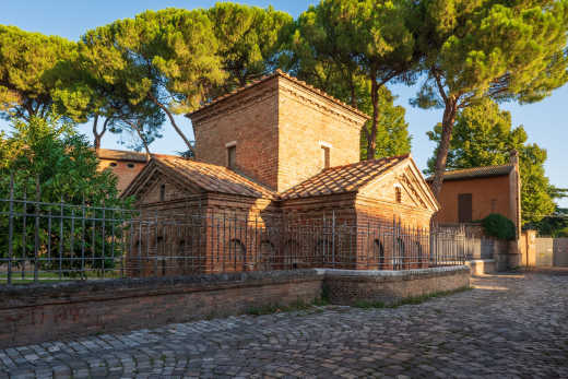Mausoleum von Galla Placidia am Morgen, Ravenna, Italien.